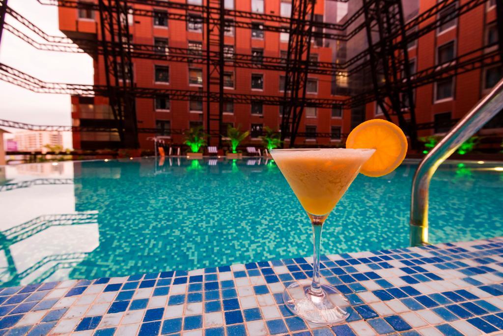 The Orchid Hotel Hinjewadi Pune Eksteriør bilde The swimming pool at the hotel