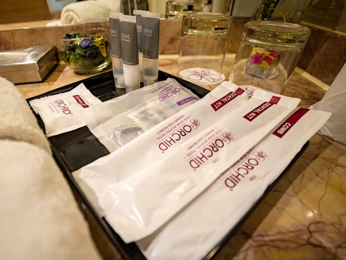 The Orchid Hotel Hinjewadi Pune Eksteriør bilde A tray of amenities in a hotel bathroom